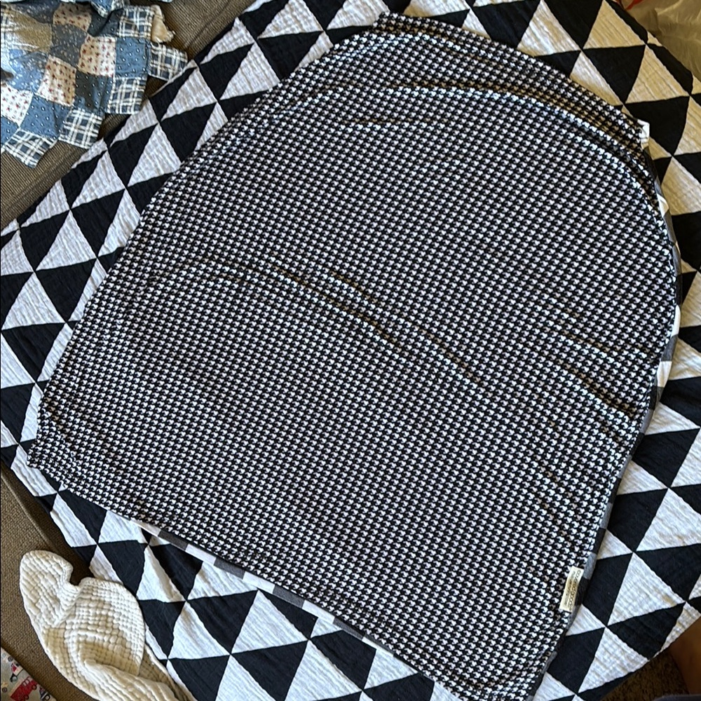 Black and white nursing cover